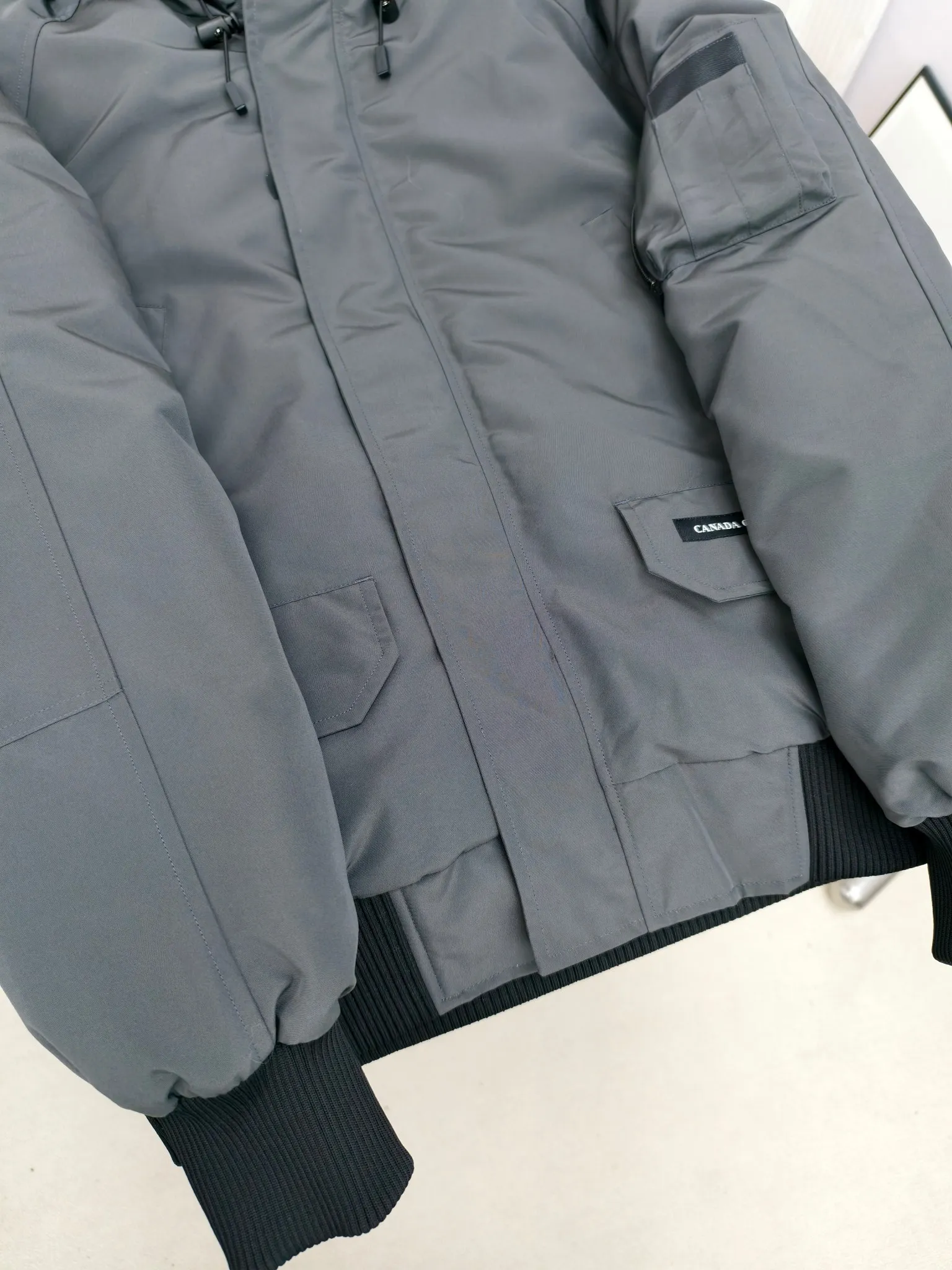 P720 ————2050M model/new 01 model (high version) Canada goose Canada Goose Chilliwack bomber jacket is one of our popular styles. The upgraded version adopts streamlined hood details and improved trimmings. The Chilliwack bomber jacket was originally designed for pilots in the post-war no-man's land in northern Canada. It is durable, warm and easy to move. The inside is filled with white duck down, which has higher thermal insulation performance. Chilliwack's iconic style, enduring popularity, is a popular jacket from Canada Goose. Customize your parka with our variety of interchangeable hood trim accessories to extend the coverage of your hood. Hip-length, the bomber jacket's knitted cuffs and hem are mid-length for freedom of movement. Rib knit cuffs and hem improve fit and seal in heat.  2050M is an upgraded version of the old version 01. Color: black, gray, off-white, navy. Size: XS-2XL